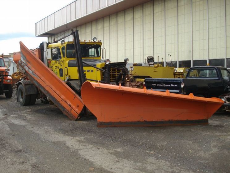 http://www.badgoat.net/Old Snow Plow Equipment/Trucks/FWD Trucks/FWD's of Upstate New York/GW744H558-6.jpg